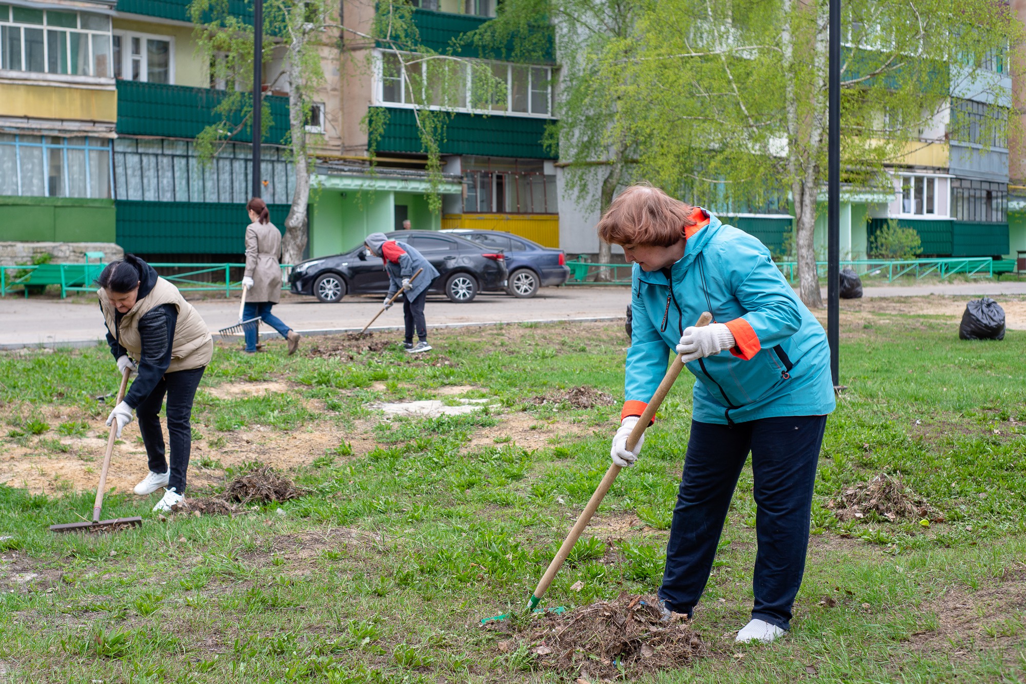 УК «Иверское» устроила субботник в микрорайоне Жуковского